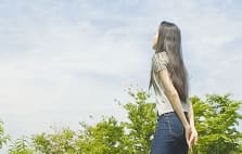 空を眺める女性